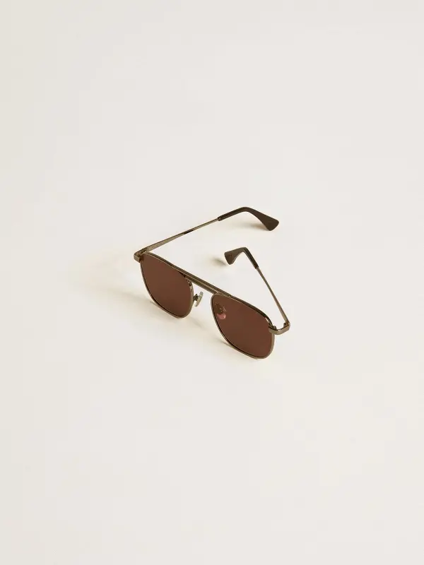 Aviator style sunglasses with black frame and lenses online