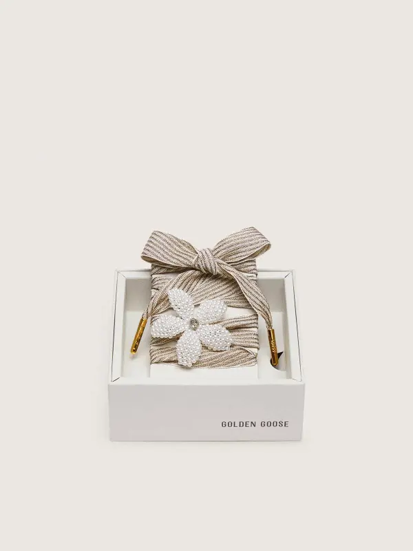 Skin "Vintage" white and beige striped laces with flower-shaped charm online