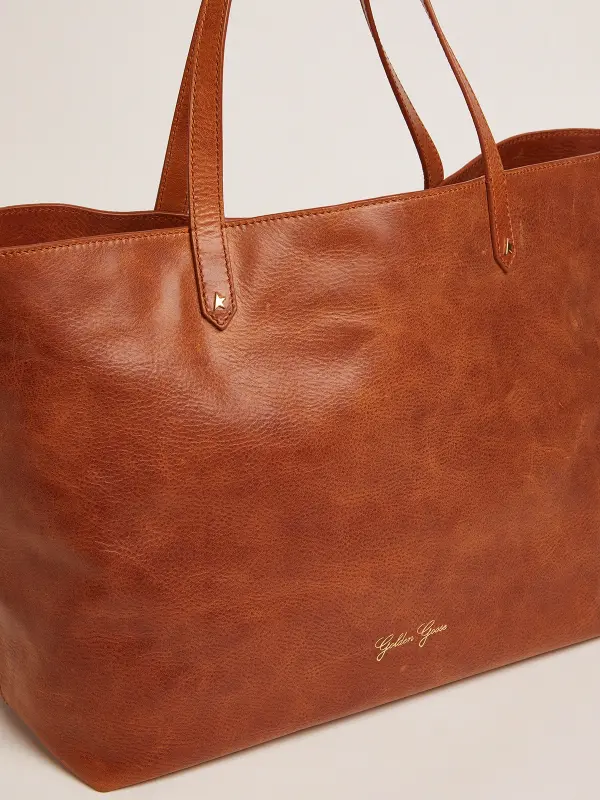 Pasadena Bag in tan-colored glossy hammered leather with gold logo on the front online
