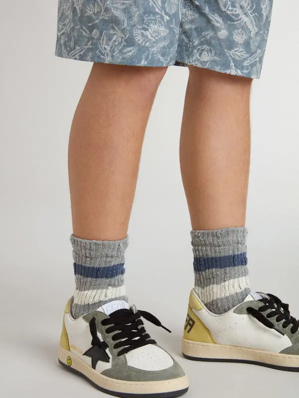 Kid’s gray socks with distressed details and worn-white and blue stripes online